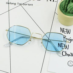 Gafas de sol coloridas con montura metálica y forma de rombo