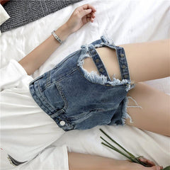 Pantalones cortos negros y azules con flecos de mezclilla rasgados