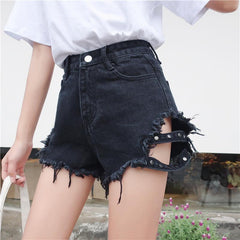 Pantalones cortos negros y azules con flecos de mezclilla rasgados