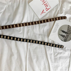 Runder Gürtel mit goldener Metallic-Schnalle und Grunge-Pu-Löchern