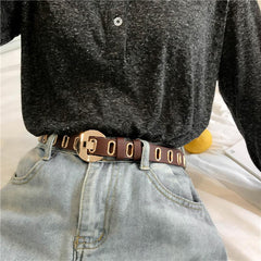 Runder Gürtel mit goldener Metallic-Schnalle und Grunge-Pu-Löchern