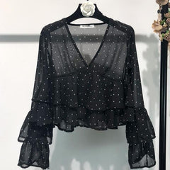 Blusa corta negra con cuello en V y lunares claros con volantes