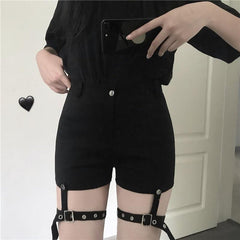 Venta de pantalones cortos ajustados de cintura alta con tirantes punk negros