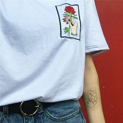 Camiseta con bordado de rosa en oferta