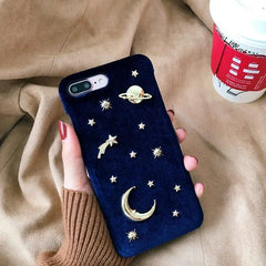 Funda para iPhone con remaches metálicos, diseño de terciopelo, rojo, verde, azul, estrellas, luna y cielo nocturno.
