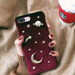 Funda para iPhone con remaches metálicos, diseño de terciopelo, rojo, verde, azul, estrellas, luna y cielo nocturno.