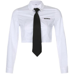 Traje escolar: camisa corta blanca con corbata negra