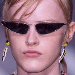 Gafas de sol con montura metálica fina y estilo ciencia ficción