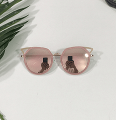 Gafas de sol con esquinas metálicas afiladas y tonos negros