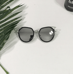 Gafas de sol con esquinas metálicas afiladas y tonos negros