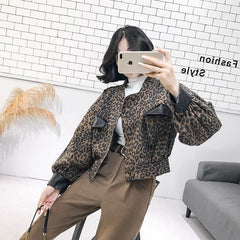 Chaqueta corta de cuero con botones y estampado de leopardo