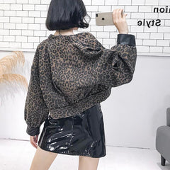 Chaqueta corta de cuero con botones y estampado de leopardo