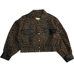 Chaqueta corta de cuero con botones y estampado de leopardo