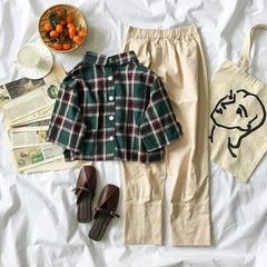 Camisa corta de manga corta con botones rojos y verdes a cuadros