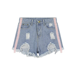 Shorts vaqueros azul claro con agujeros y líneas rosas laterales