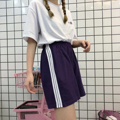 Pantalones cortos unisex con diseño grunge y rodillas largas con líneas deportivas laterales triples