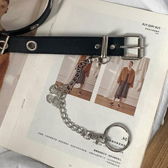 Cinturón negro con cadena punk y mariposa plateada