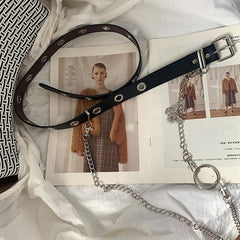 Cinturón negro con cadena punk y mariposa plateada