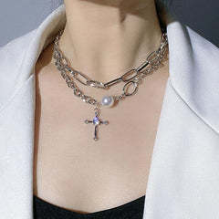 Collar de cadena con colgante de cruz de plata y estética gótica