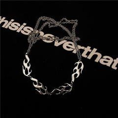 Collar de cadena de moda callejera con llamas plateadas