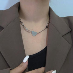 Gargantilla de cadena gruesa con corazón de plata y diseño de chica E