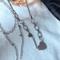 Gargantilla de cadena gruesa con corazón de plata y diseño de chica E