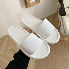 Schlichte schwarze und weiße Slipper-Sandalen aus Gummi mit offener Spitze