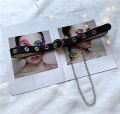 Cinturones de cuero con estética vintage y cadenas de metal sencillas