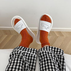 Einfache flache Sommer-Sandalen mit schwarzem und weißem Aufdruck