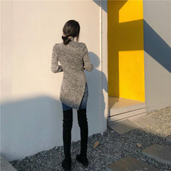 Suéter de punto gris con cuello alto y aberturas