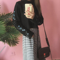 Suéter de punto con cuello redondo y mangas bordadas con flores pequeñas