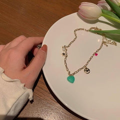 Gargantilla de cadena dorada con colgante de sonrisa y corazón