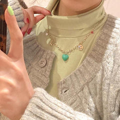 Gargantilla de cadena dorada con colgante de sonrisa y corazón