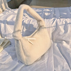 Bolso de hombro de felpa suave y estético con correa corta