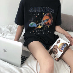 Camiseta negra extragrande con estampado de cohete espacial de Arizona