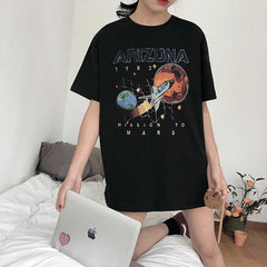 Camiseta negra extragrande con estampado de cohete espacial de Arizona