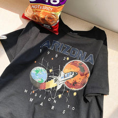 Camiseta negra extragrande con estampado de cohete espacial de Arizona