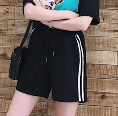 Shorts morados y negros con doble línea lateral por encima de la rodilla y brillantes