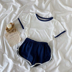 Body deportivo blanco de estética japonesa + pantalón corto azul