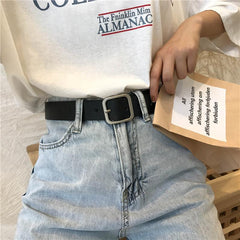 Schwarzer breiter Ledergürtel mit quadratischer Metallschnalle