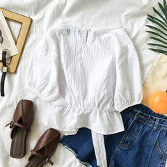 Blusa ligera de verano blanca lisa con nudo en la cintura