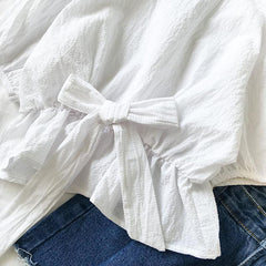 Blusa ligera de verano blanca lisa con nudo en la cintura