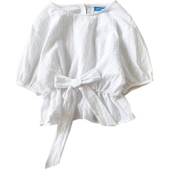 Blusa ligera de verano blanca lisa con nudo en la cintura