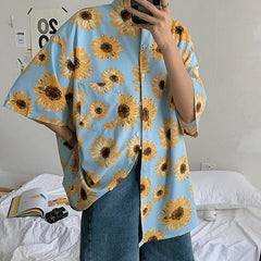 Camisa holgada retro azul y blanca con estampado de girasoles de verano