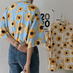 Camisa holgada retro azul y blanca con estampado de girasoles de verano