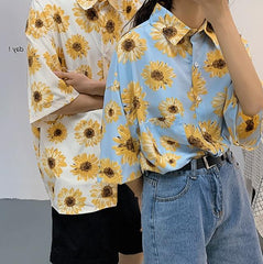 Camisa holgada retro azul y blanca con estampado de girasoles de verano