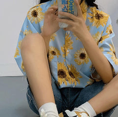 Camisa holgada retro azul y blanca con estampado de girasoles de verano