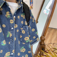 Camisa vaquera azul oversize con estampado de girasoles
