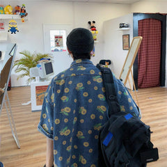 Camisa vaquera azul oversize con estampado de girasoles