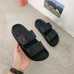 Flache Slipper-Sandalen aus schwarzem Gummi von Techwear
